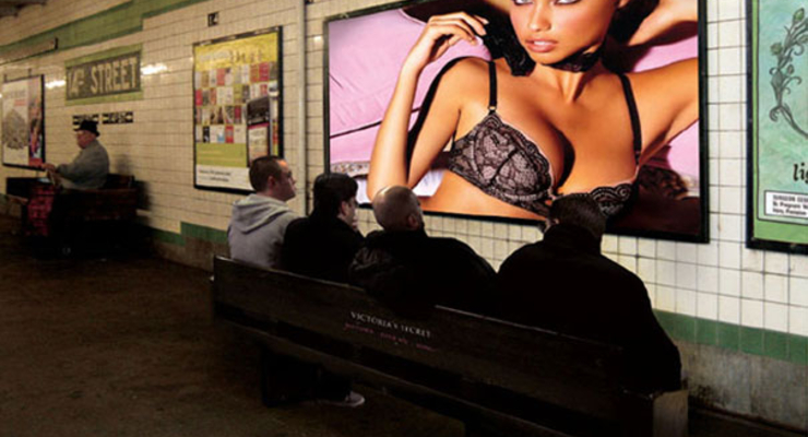 Реклама, на которой сидят