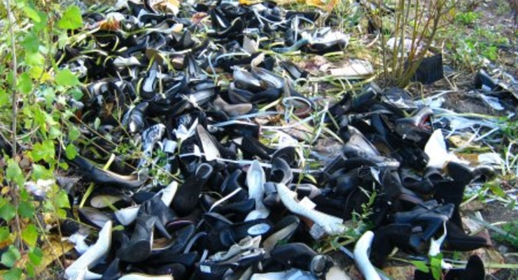 Блогер нашел обувное кладбище возле Киева