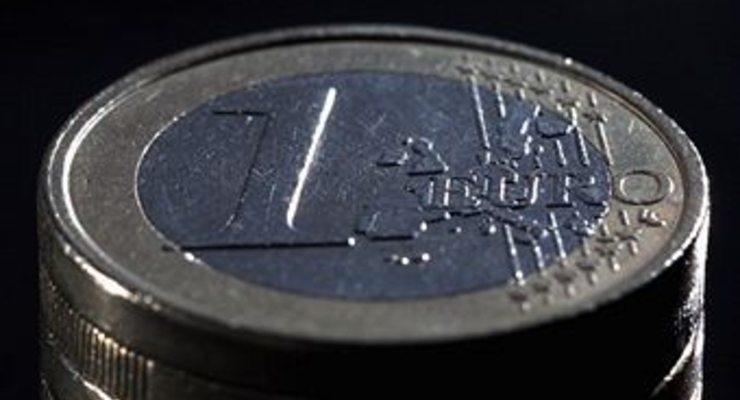 Евро на межбанке продолжает дешеветь