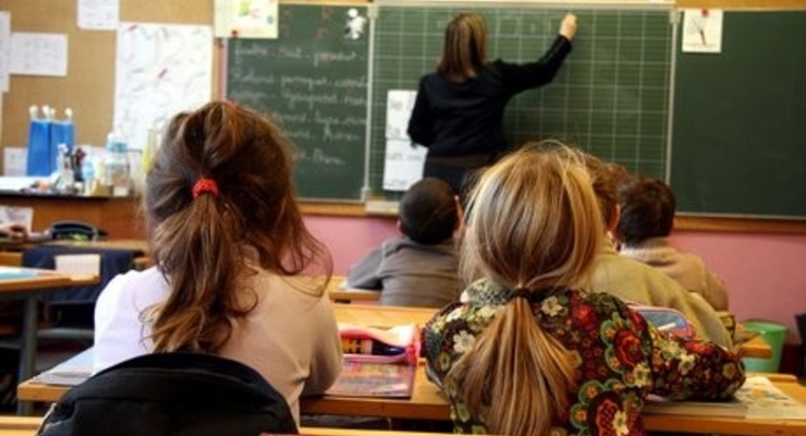 Азаров хочет сделать 1 сентября выходным для родителей