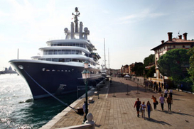 Яхта Абрамовича доставляет владельцу неудобства