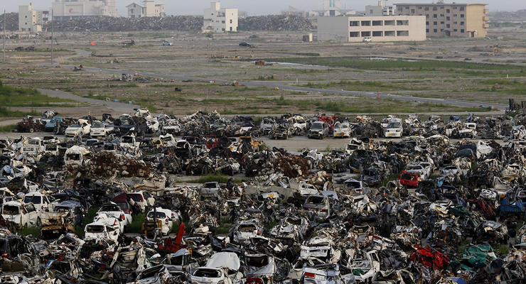 Свалка автомобилей, уничтоженных весенним землетрясением и цунами