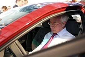 Азаров следом за Путиным седлает детище отечественного автопрома