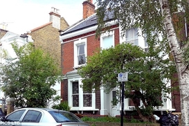 Беженцы из Сомали живут в доме за 2 млн фунтов