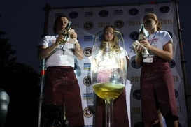 В Крыму наполнили шампанским самый большой в мире бокал