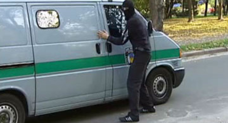 В Киеве у инкассаторов отобрали почти 2 млн. гривен