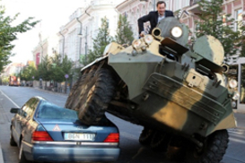 Мэр Вильнюса пугает нерадивых водителей бронетранспортером