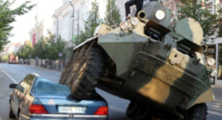 Мэр Вильнюса пугает нерадивых водителей бронетранспортером