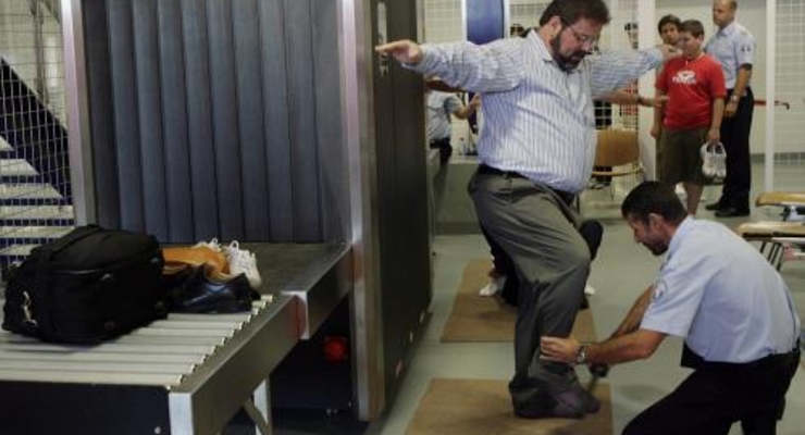 Британия отказалась разувать авиапассажиров