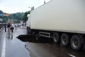 В Киеве фура провалилась под асфальт