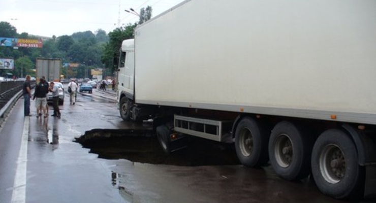 В Киеве фура провалилась под асфальт