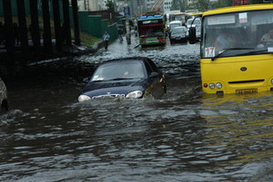 Дожди: На улицах Киева по колено воды
