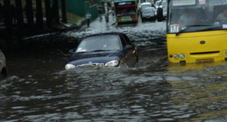 Дожди: На улицах Киева по колено воды