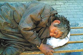 Мариупольским бомжам запретили работать грузчиками