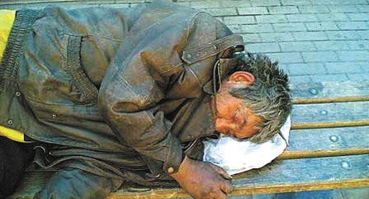 Мариупольским бомжам запретили работать грузчиками