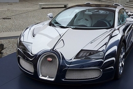 Bugatti представила фарфоровый родстер