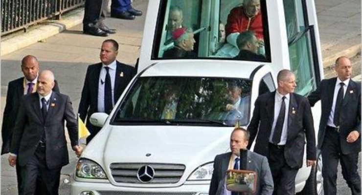 Римскому папе готовят новое авто