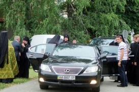 Церковь стала  постоянным клиентом дорогих автосалонов