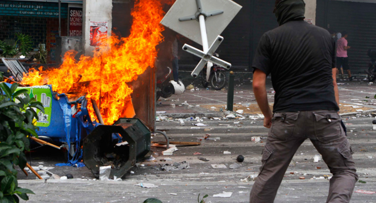 В Греции прошли массовые уличные протесты против сокращения бюджета