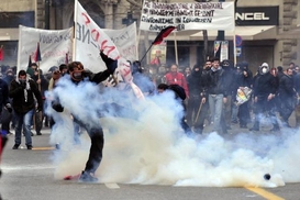 Греки ответили на требования МВФ забастовкой