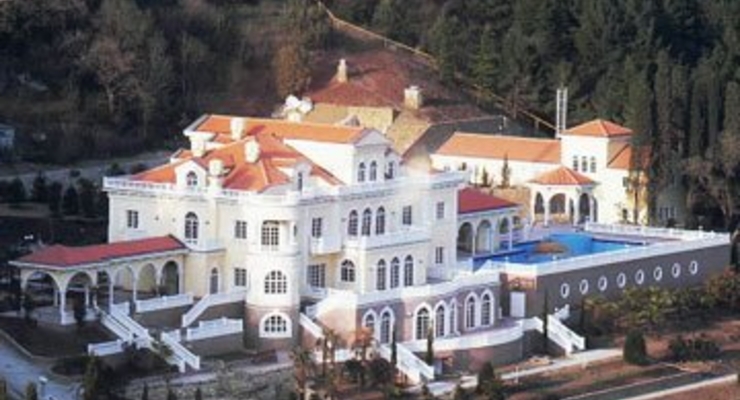 Янукович и Азаров будут отдыхать в Крыму