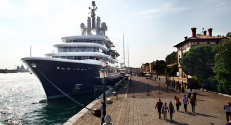 Яхта Абрамовича разозлила итальянцев