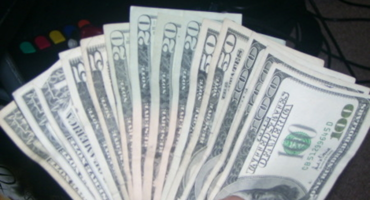 Курс евро/доллар держится выше 1,46