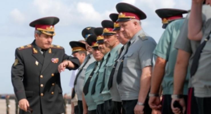 Азаров сократил количество чиновников в Минобороны