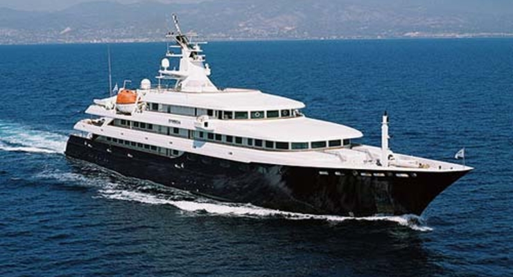 Яхта мексиканского миллиардера сгорела от удара молнии