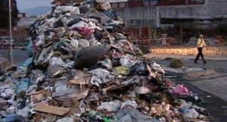 Неаполь снова завалило мусором