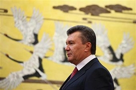 Янукович пообещал повысить пенсии инвалидам и детям войны