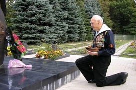 Попов выдал 11 квартир ветеранам