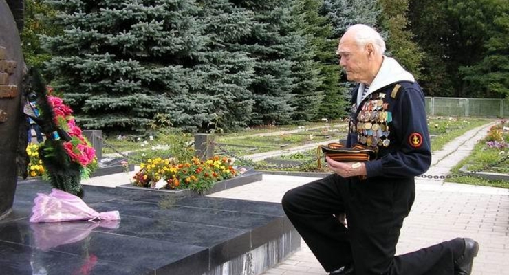 Попов выдал 11 квартир ветеранам