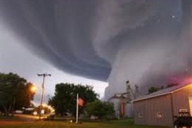 Число жертв торнадо в США превысило 300 человек