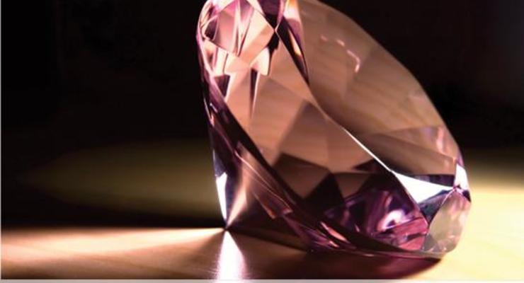 Редкий розовый бриллиант продадут на Sothebys