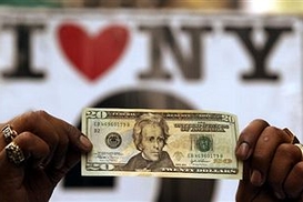 Доллар немного вырос к евро