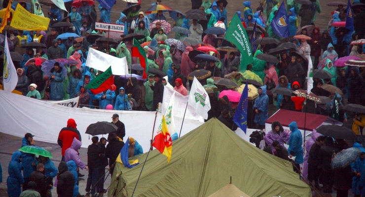 Участников Налогового майдана будут судить за повреждение плитки