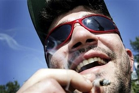 Курение за рулем авто хотят запретить