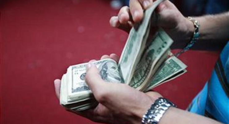 Спрос на доллар не позволяет ему опустится ниже 7,98. Прогноз банкиров