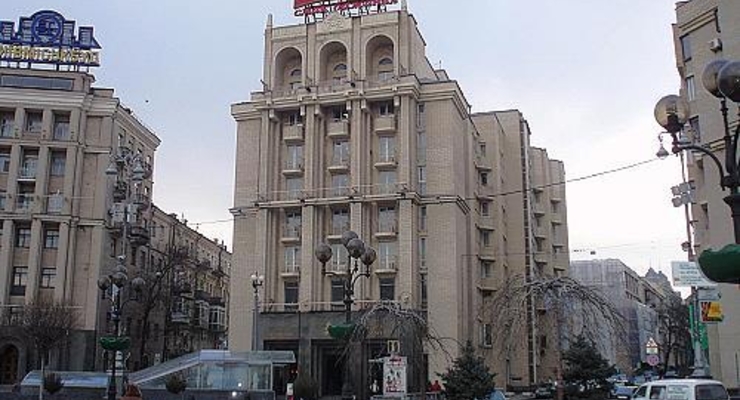 В столице рухнувшая стена убила прохожего