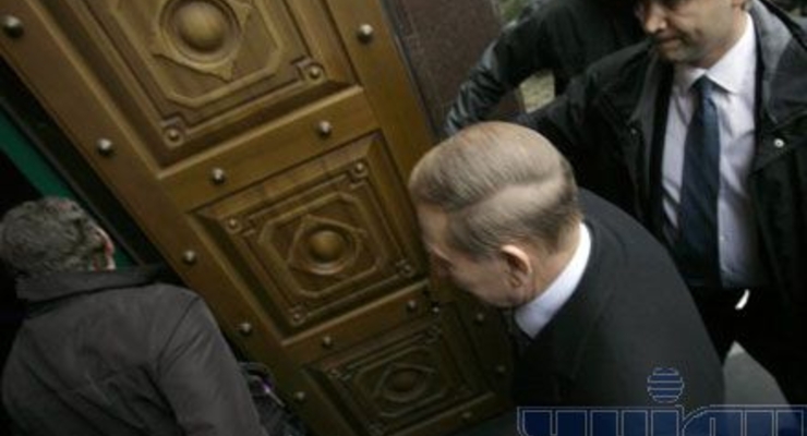 Кучму сделали невыездным и снова вызвали на допрос