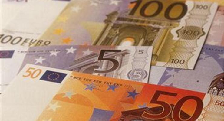Курс евро держится ниже 1,42 доллара