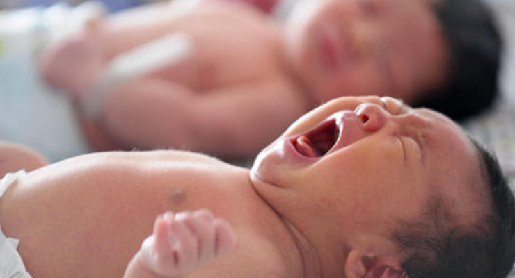 Депутаты изменили схему выплаты помощи при рождении ребенка