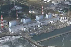 Реакторы АЭС Фукусима-1 поливают водой с вертолетов