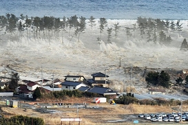 Число жертв землетрясения и цунами в Японии стремительно растет