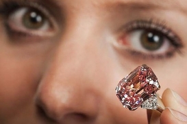 Розовый бриллиант может поставить рекорд на Christies