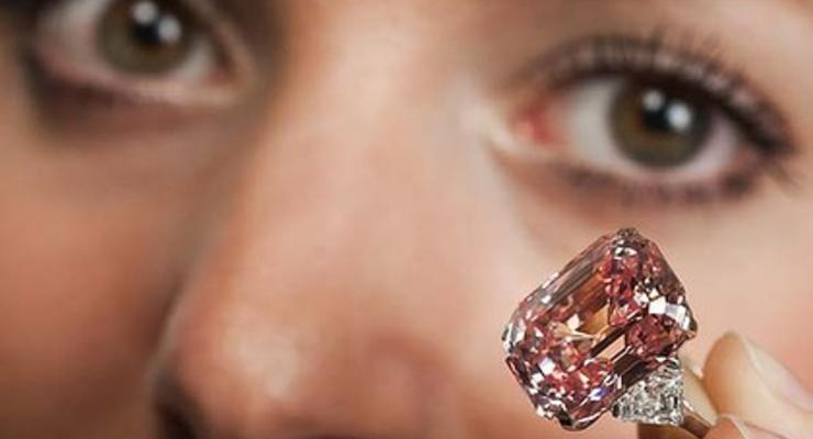 Розовый бриллиант может поставить рекорд на Christies