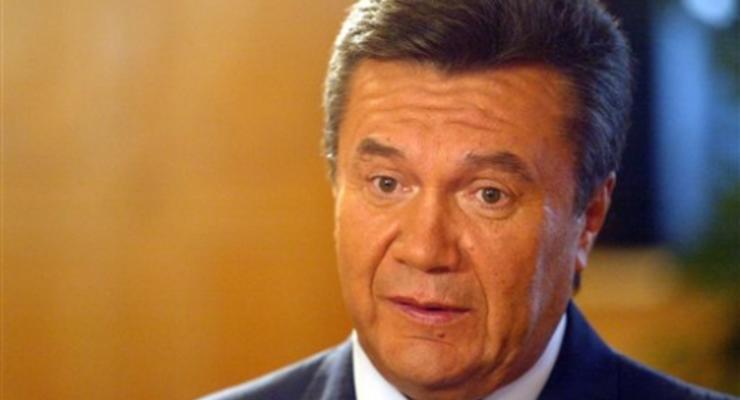 Янукович вернулся к работе после операции на колене
