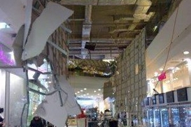 В столичном торговом комплексе обрушился потолок