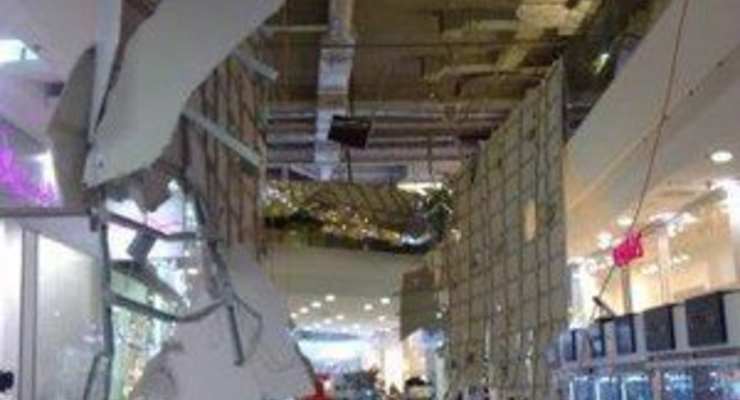 В столичном торговом комплексе обрушился потолок
